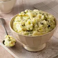 Puré de papas gratinado servido en un tazón