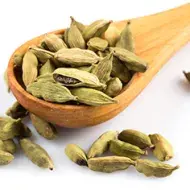 Cucharada grande de semillas de cardamomo verde