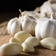 Ajo fresco para picar en una prensa de ajo