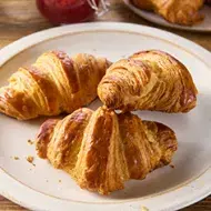 Tres deliciosos croissants de almendras frescos sobre un plato