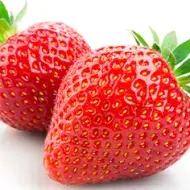 Dos tipos de frutilla una junto a otra