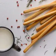 Grisines con bebida caliente