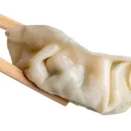 Gyoza de camarón tomada con palillos