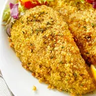 Deliciosos palitos de pescado acompañando una fresca ensalada