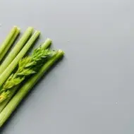 Racimo de apios listos para ser empleados en la cocina.