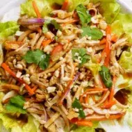 Exquisito plato de ensalada asiática visto desde un plano cenital.