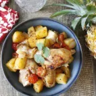Plato de pollo al horno con trozos de ananá asado