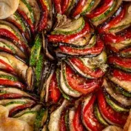 Plato con receta de galette crujiente y rellena de vegetales