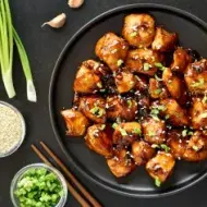 Delicioso plato de pollo japonés visto cenitalmente. 