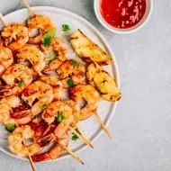 Mesa con camarones para hacer empanadas de mariscos.
