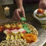 plato con fruta desecada y otros alimentos.