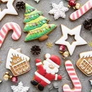Galletas de árbol de navidad en una mesa