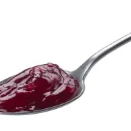 cuchara con mermelada casera sin azúcar de mora.