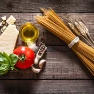 mesa con pocos ingredientes para hacer una receta.