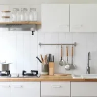 Cocina hogareña con varios utensilios a la vista.