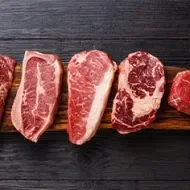 Corte de carne marucha en una mesa