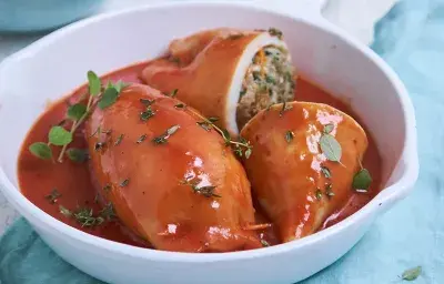 Calamares rellenos acompañados con arroz