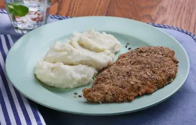 Milanesa suprema de pollo con pure