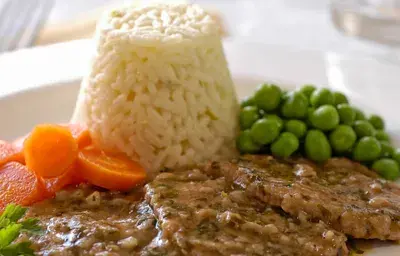 Escalopes al marsala con verduras y arroz Escalopes al marsala con verduras y arroz