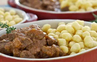 Goulash con spaetzle Goulash con spaetzle