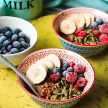 Porridge de avena y chocolate Nesquik® sin azúcar añadida con berries y semillas