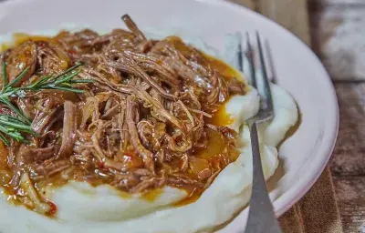 Carne desmechada con puré