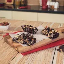 BARRAS de CEREAL con CHOCOLATE preparadas con Chocolate Amargo NESTLÉ® Chocolatería