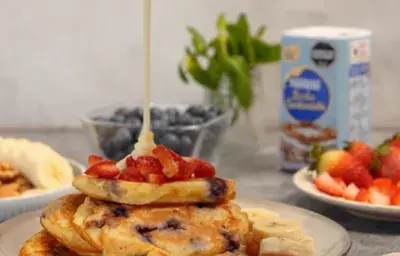 Pancakes con arándanos y leche condensada Pancakes con arándanos y leche condensada