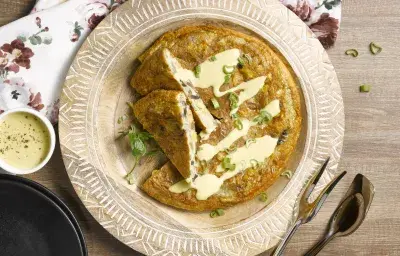 Tortilla de verduras y salsa amarilla Tortilla de verduras y salsa amarilla