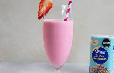 Batido de frutilla con leche condensada Batido de frutilla con leche condensada