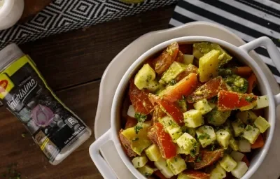 PAPA CAPRESA CON PESTO DE AGUACATE