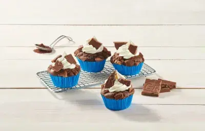 CUPCAKES CRUNCH® preparados con Leche Evaporada CARNATION® CLAVEL® CUPCAKES CRUNCH® preparados con Leche Evaporada CARNATION® CLAVEL®
