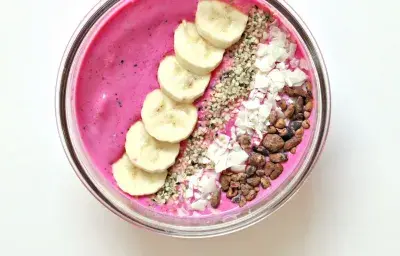 Smoothie de banana, arándanos, frutillas y leche Svelty Smoothie de banana, arándanos, frutillas y leche Svelty
