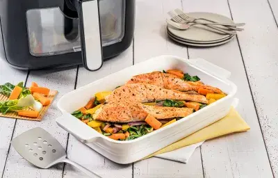 Rebanadas de salmón en freidora de aire con verduras salteadas Rebanadas de salmón en freidora de aire con verduras salteadas