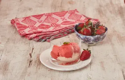 helado de fresa con salsa de vainilla