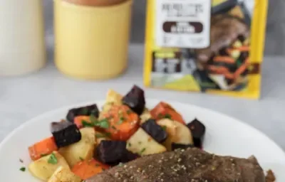 Bife de chorizo jugoso a la leña en airfryer servido con papas, zanahorias y remolachas asadas