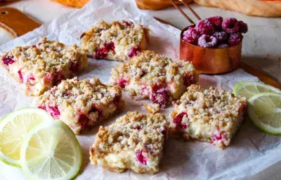 Cuadraditos de limón y frambuesa con leche Nido® Cuadraditos de limón y frambuesa con leche Nido®