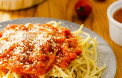 Pasta con salsa de vegetales asados