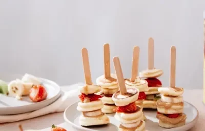 Mini brochette de pancakes y fruta