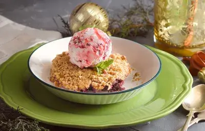 Crumble de frutillas con helado Crumble de frutillas con helado