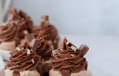 Mini cheesecake de chocolate y KitKat Mini cheesecake de chocolate y KitKat