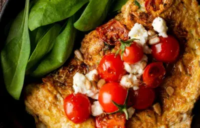 Omelette con queso, albaca y tomate Omelette con queso, albaca y tomate