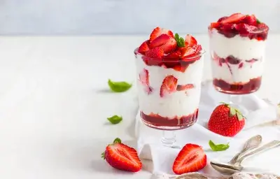 Vasitos cremosos de limón y frutillas Vasitos cremosos de limón y frutillas