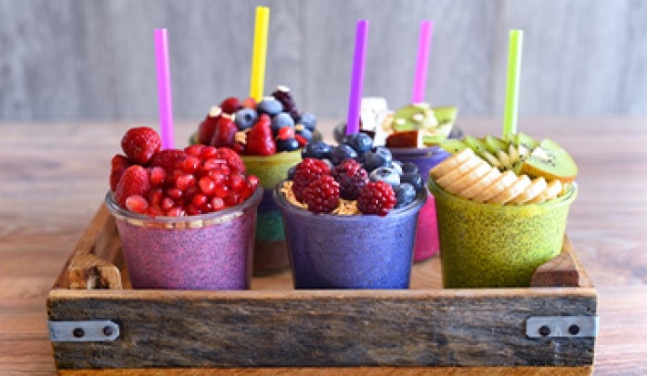 Bandeja con opciones de smoothie, recetas con acaí Bandeja con opciones de smoothie, recetas con acaí