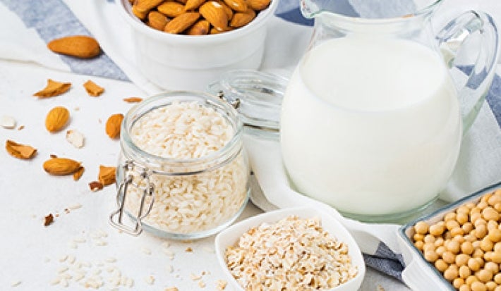 Bebida de almendras, soya y avena sustituto leche de vaca postres veganos Bebida de almendras, soya y avena sustituto leche de vaca postres veganos
