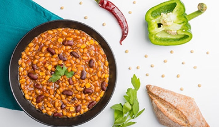 Granos de soya en un plato, la base de algunas carnes vegetales. Granos de soya en un plato, la base de algunas carnes vegetales.