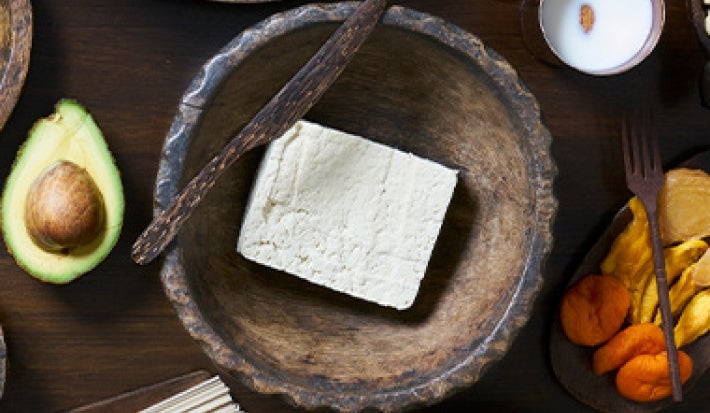Tofu, una carne vegetal, en un plato de madera. Tofu, una carne vegetal, en un plato de madera.