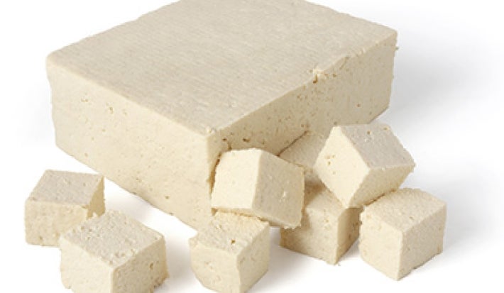 Tofu, una carne vegetal muy conocida, cortado en cubos. Tofu, una carne vegetal muy conocida, cortado en cubos.
