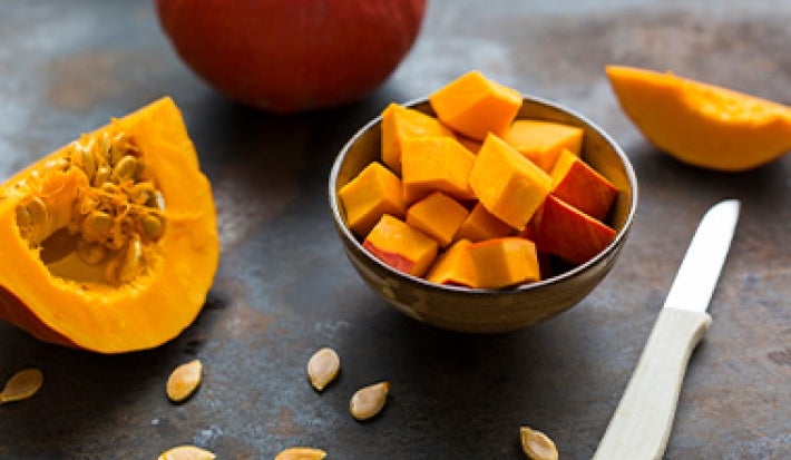 Calabaza cortada en dados del mismo tamaño para cocinar al vapor. Calabaza cortada en dados del mismo tamaño para cocinar al vapor.