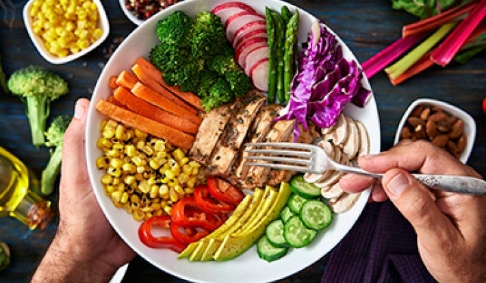 Plato con zanahoria, maíz, brócoli y espárragos cocinados al vapor, junto a otros alimentos. Plato con zanahoria, maíz, brócoli y espárragos cocinados al vapor, junto a otros alimentos.